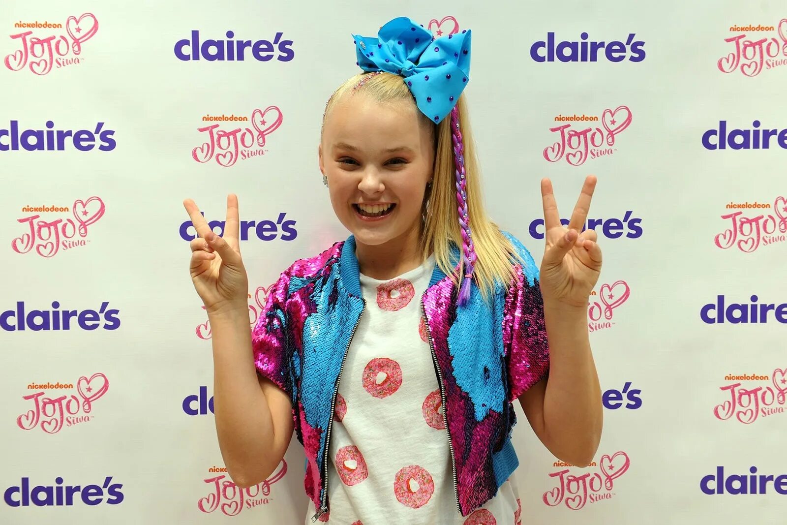 Karma jojo siwa клип. Джорджо Сива. Джоджо Сива. Джоджо блогерша. Jojo Siwa сидя.