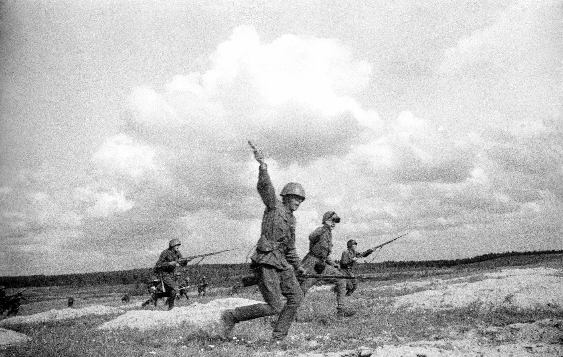 Нападение вов. Боец РККА В атаке 1941 год. Атака РККА 1941.