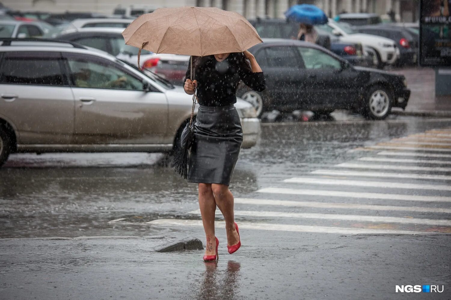 сильный ливень. прогулка под дождём. сильный ливень. летний дождь.