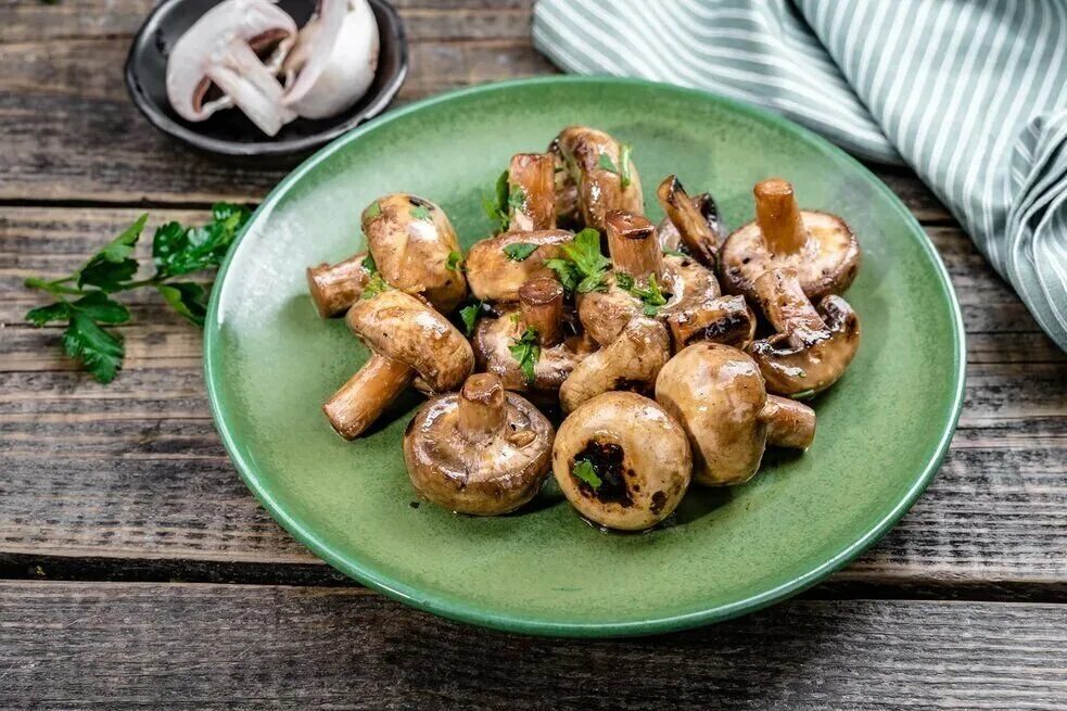 Вкусно пожарить шампиньоны на сковороде с луком. Шампиньоны салхино. жареные шампиньоны. жареные грибочки. что приготовить с шампиньонами.