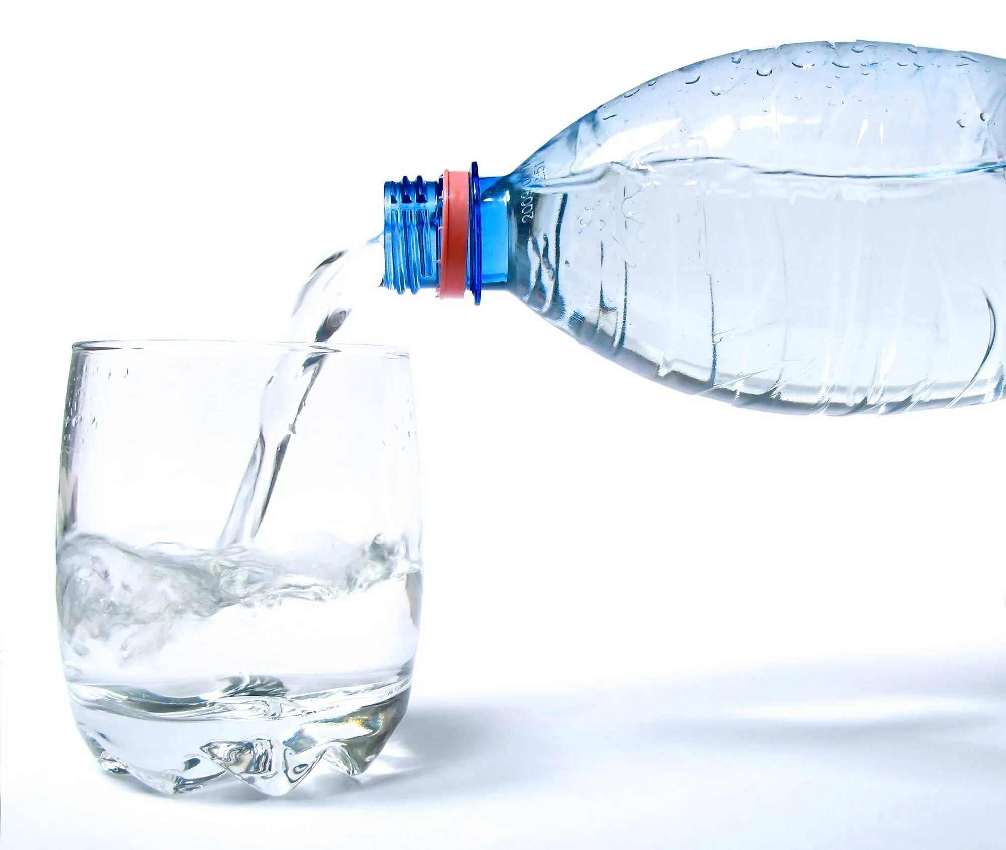 Вода всегда прозрачная. Бутылка для воды. Вода из бутылки. Минералка в стакане. Вода льется.