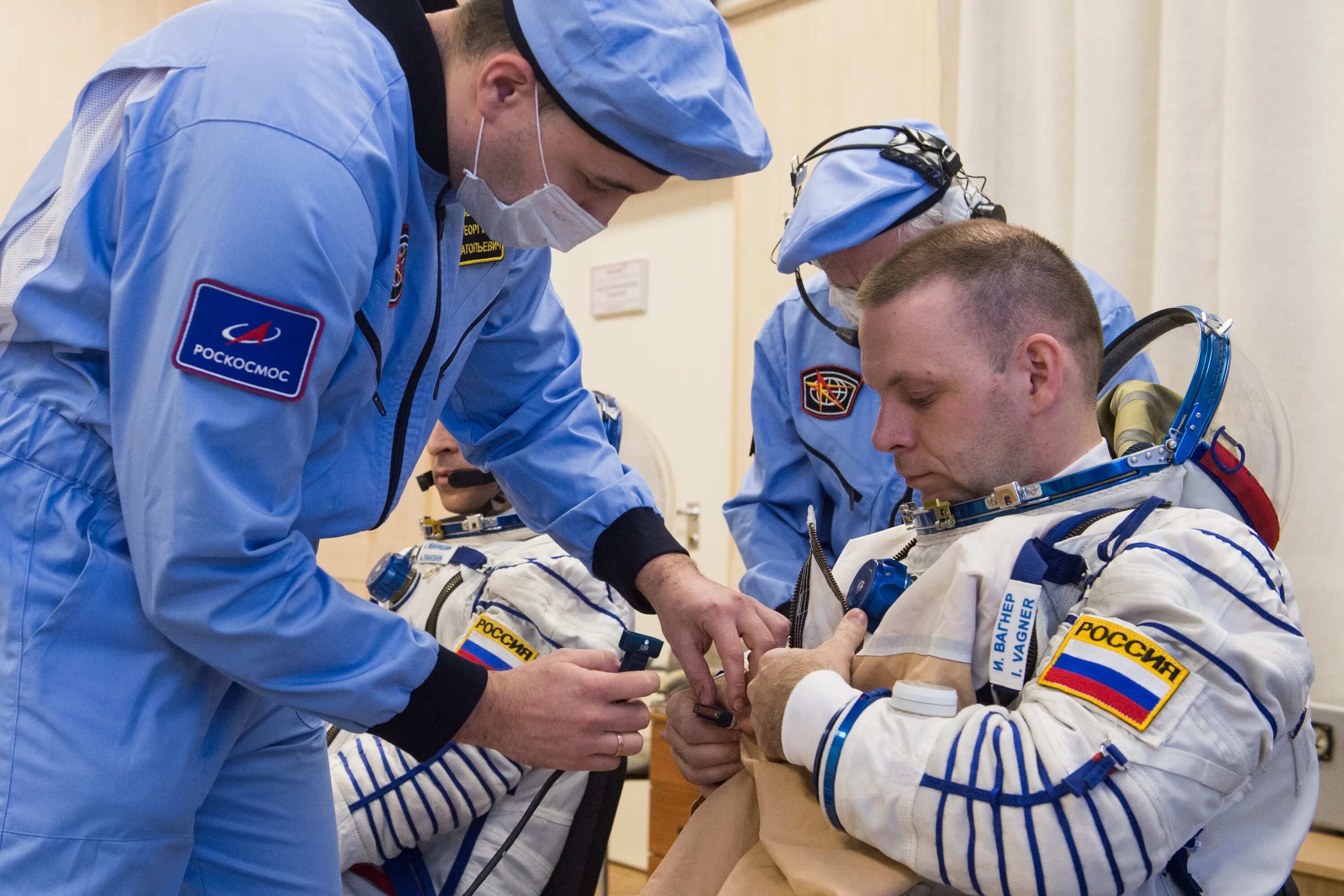 Космонавт на космодроме. Космонавты Казахстана. Союз МС-16. Кто из космонавтов учился в липецке