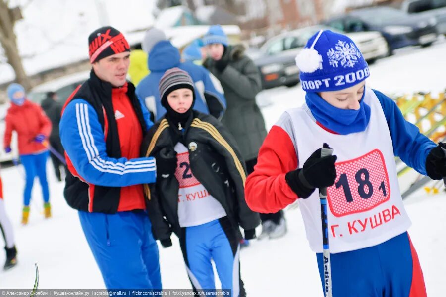 соревнования лыжные гонки среди инвалидов. сокольи горы лыжный марафон. лыжные соревнования в америке среди студентов. лыжник в городе. лыжные гонки заозерный.