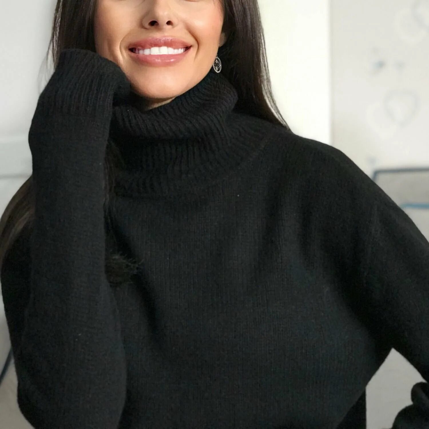 Девушка черный свитер. Zara knit водолазка. свитер с горлом женский. водолазка с горлом.