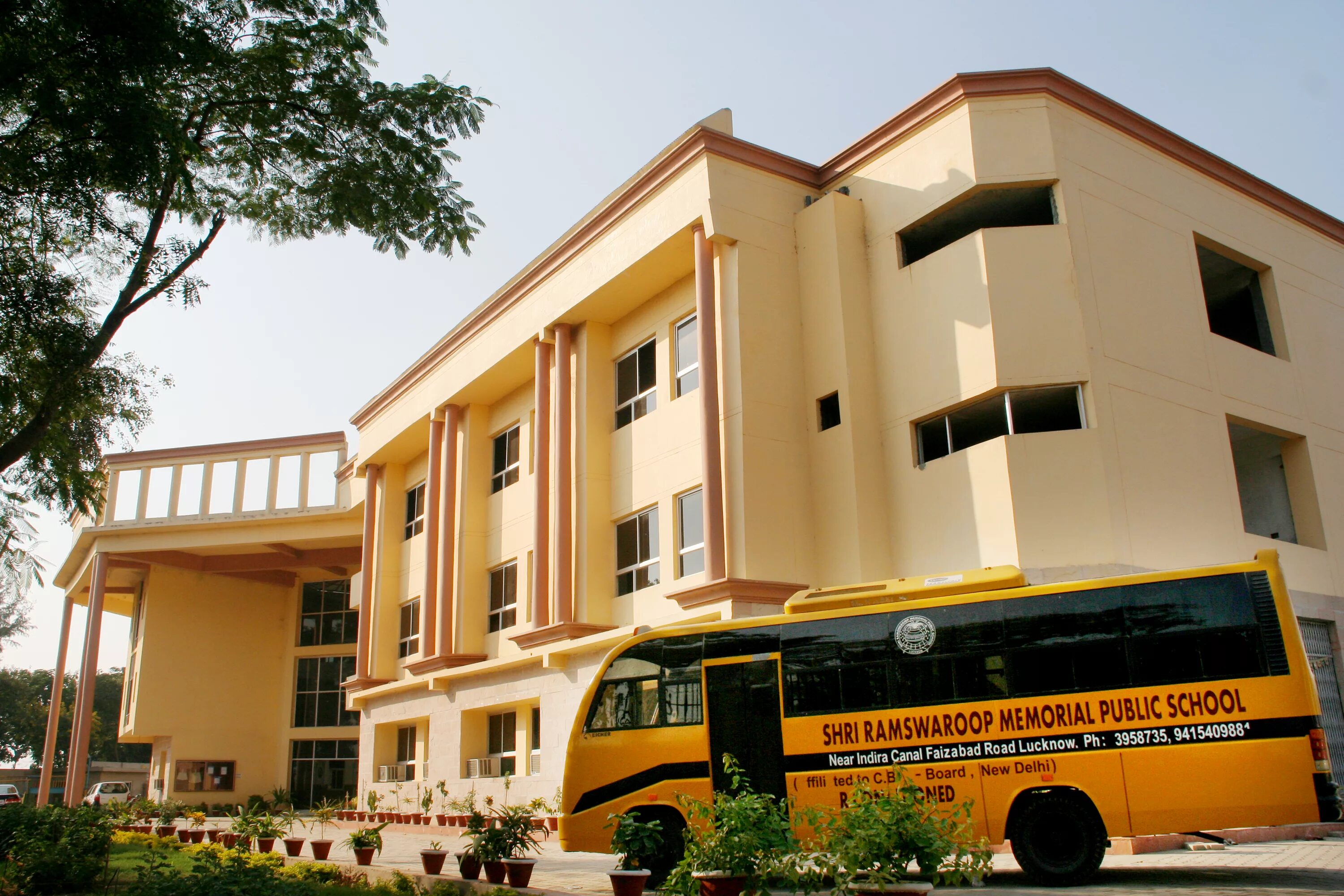 Шри школа. Лакнау школа. Школа Индии Лакхнау. Самый большой школа в Лакхнау Индия. Школа Монтессори. Лакнау. Индия.