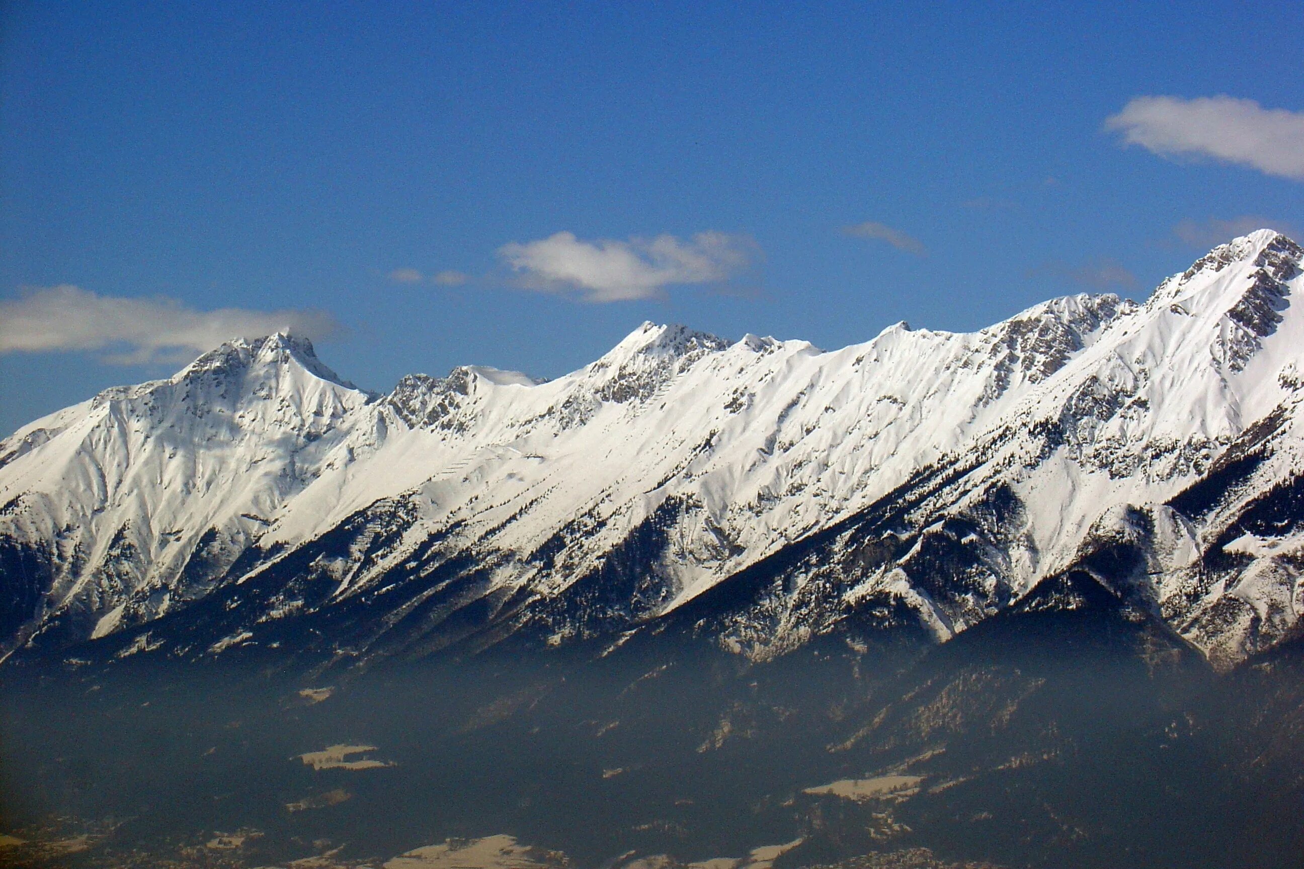 Горные хребты (Альпы, Кавказ). Суннмёрские Альпы. Горный хребет сверху Гималаи. Горные вершины Альпы.