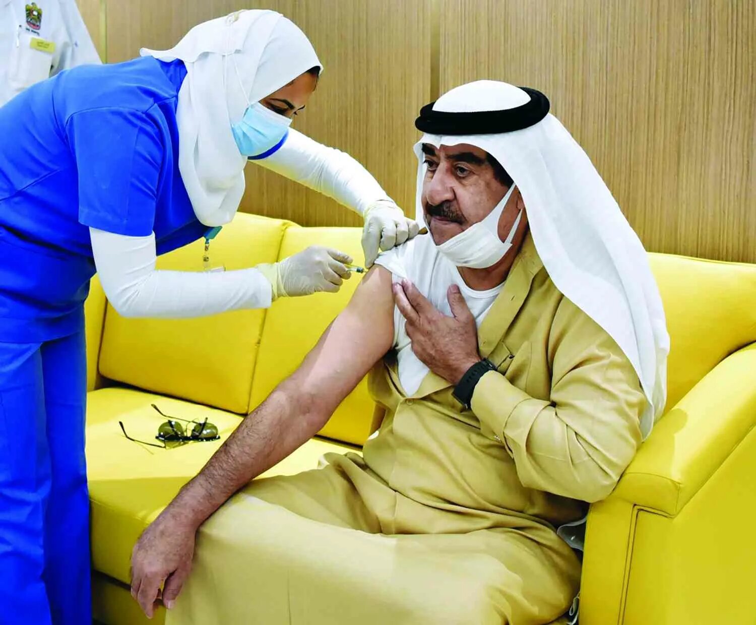 Наследник абу даби. Жизнь шейха. Шейх хамдан голый. Яхта аззам шейха халифа. Арабы на машинах.