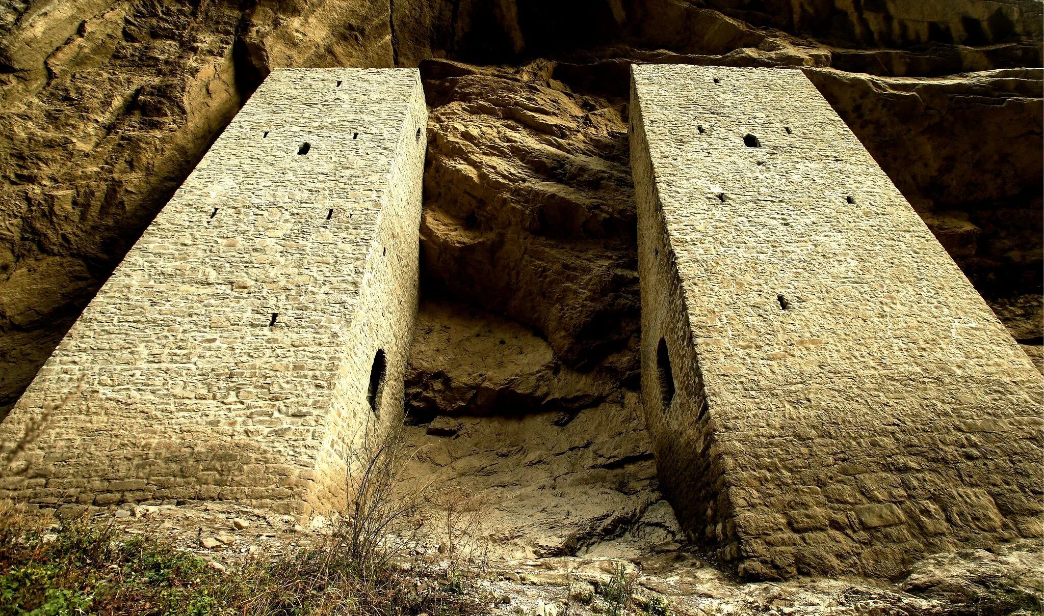 Аргунское ущелье ушкалойские башни. Ушкалойские башни-близнецы чечня. Ушкалойские башни чечня. Чечня горы аргунское ущелье. Аргунское ущелье ушкалойские башни.