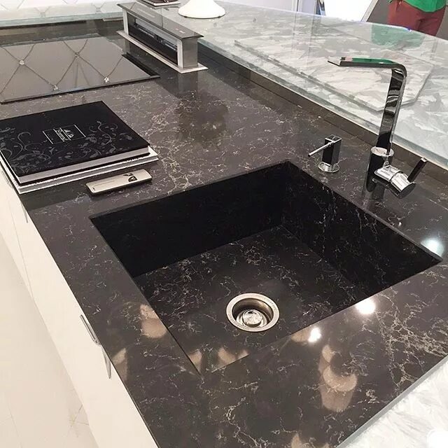 Литая столешница с раковиной для кухни. Столешница кварц Caesarstone 5100. Столешница 5100 Vanilla Noir. Мойка из кварцевого агломерата 1000 Джон. Раковина интегрированная кварцевый агломерат.