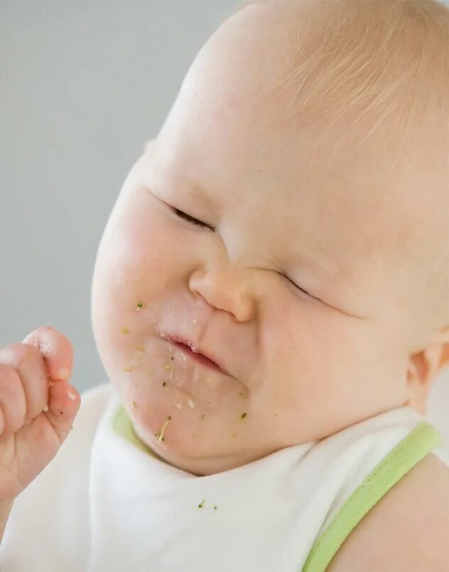 Ребенок отказывается от еды. Кризис в 6 месяцев у ребенка. Плохой аппетит у месячного ребенка.