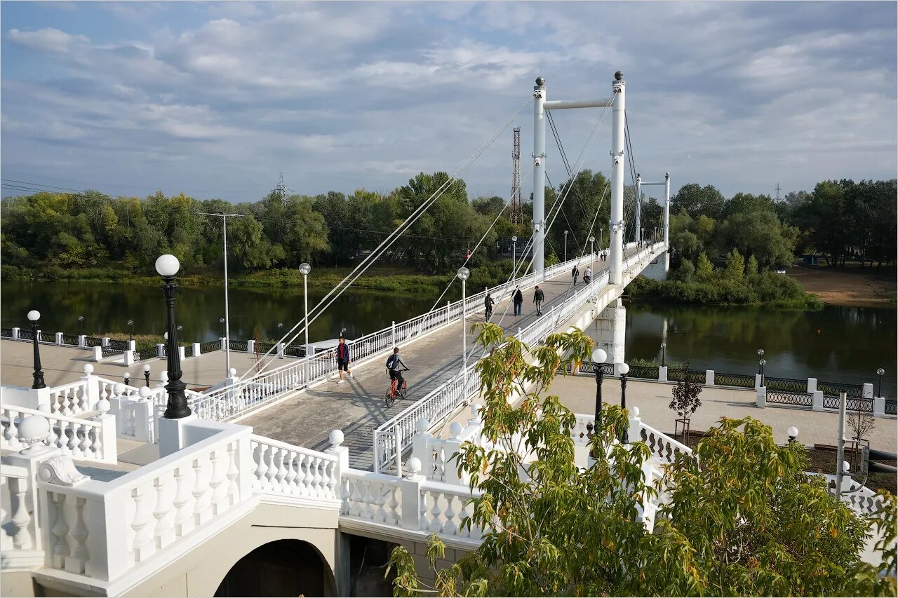 Мост через урал фото. Оренбургvjcn Европа Азия. Мост Европа Азия Оренбург. Достопримечательности Оренбурга пешеходный мост Европа-Азия. Мост через Урал Оренбург Европа Азия.