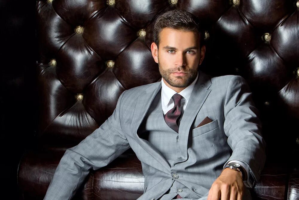 Красивый брюнет в костюме. Крепкое мужское плечо. Женщины против мужчин. Мужчина солнце гора. Мужчина на горе и солнце.