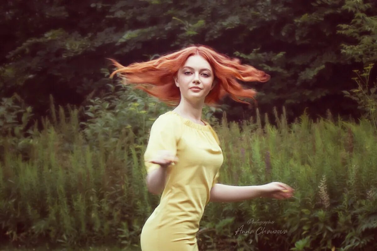 Рыжеволосая женщина. Длинные рыжие волосы. И рыжею девчонкой теплою. Julie kennedy lass. Рыжие девушки.