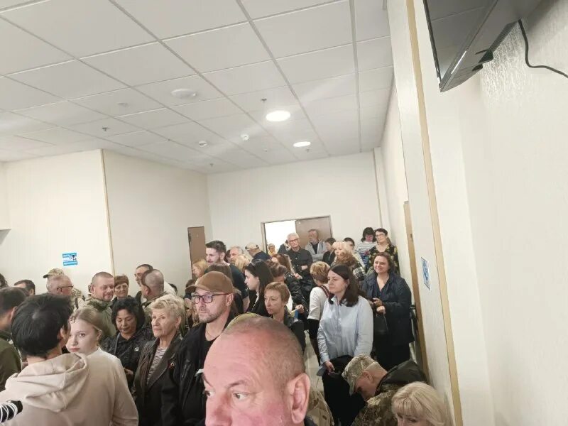 Эллипс в спортзале. Тренажёры в спортзале. Душный зал. Транспортный коллапс в аэропорту симферополя. Много народу в спортзале.