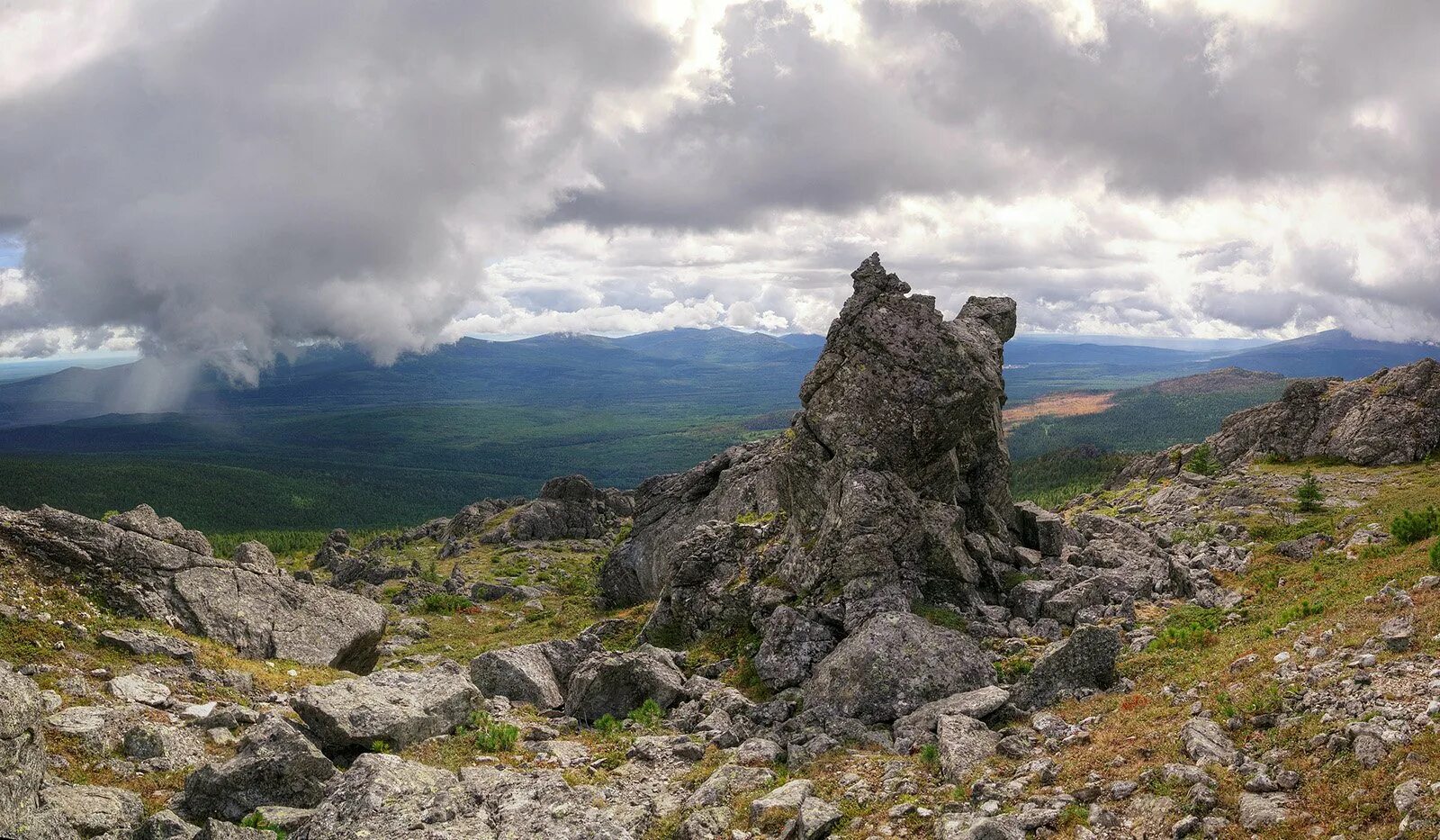 Самая южная точка урала. Северный Урал гора Конжак. Гора Конжаковский камень. Уральские горы Конжаковский камень. Серебрянский камень Уральские горы.