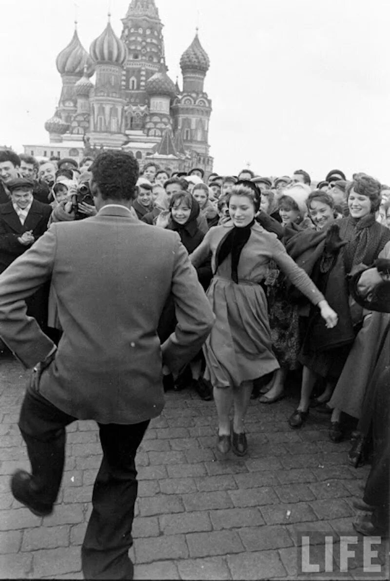 14 апреля 1961 года. Ликование на красной площади в честь полёта Гагарина 1961. Встреча Гагарина на красной площади 1961. Встреча Юрия Гагарина на красной площади.