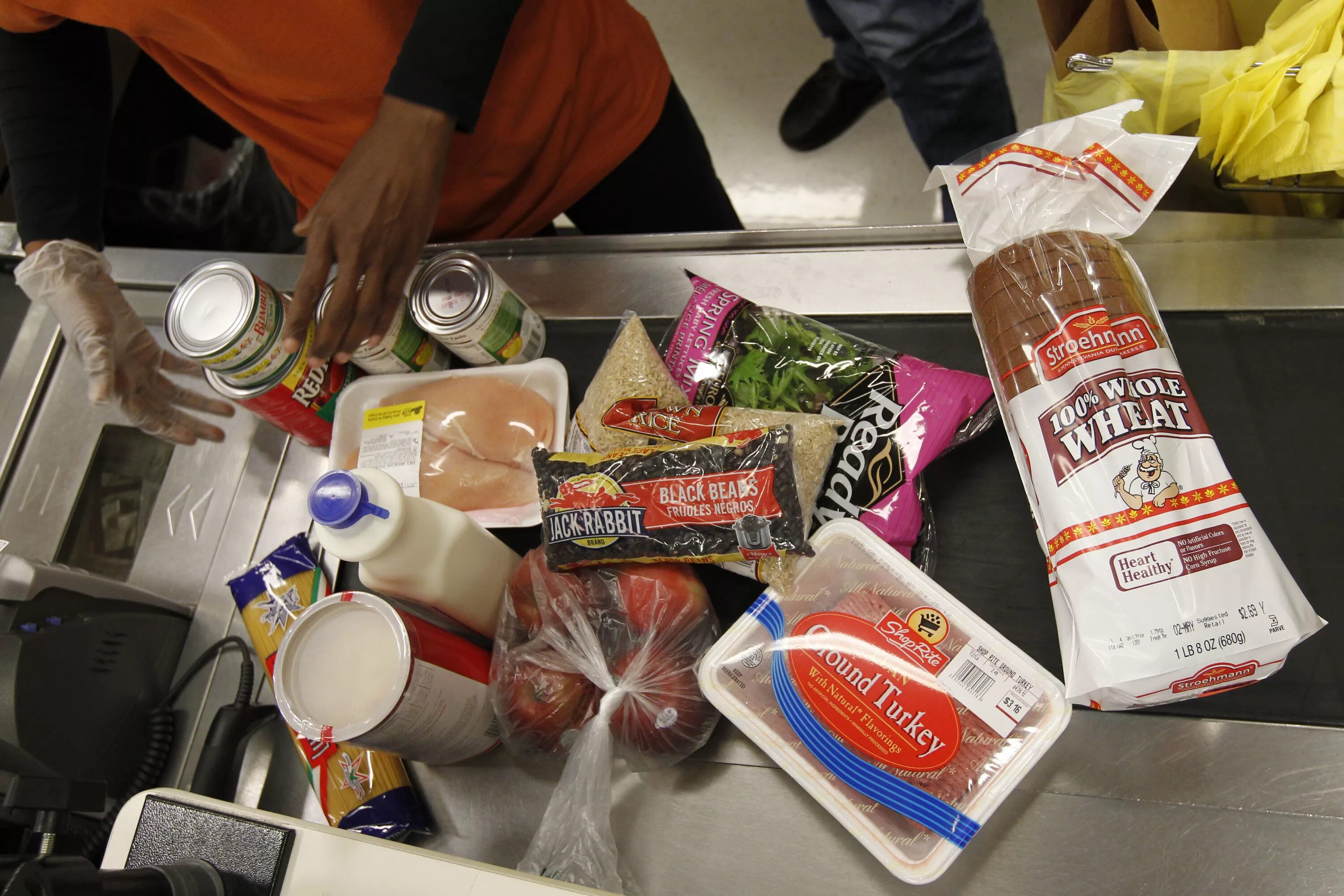 На продуктах можно с помощью. Американские продукты. Продовольственная помощь США. Американская продуктовая помощь. Американская еда в магазинах.