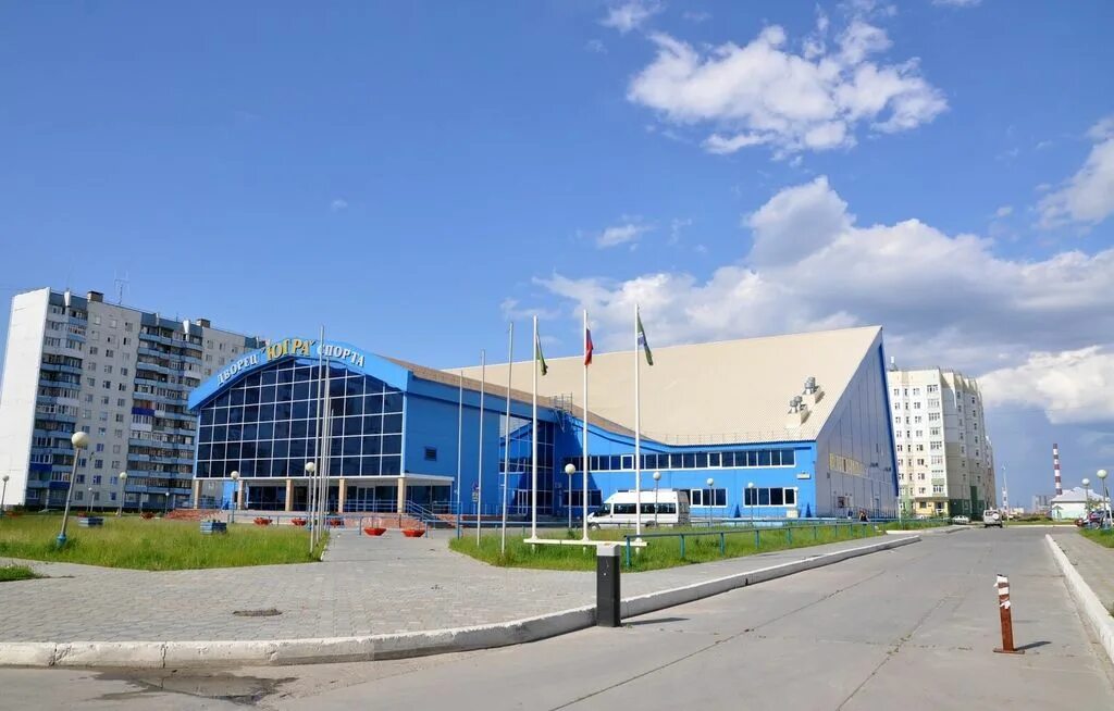Таежная 10 излучинск. Посёлок городского типа излучинск. Излучинск спорткомплекс югра. Набережная 1 излучинск. Дворец спорта югра излучинск.