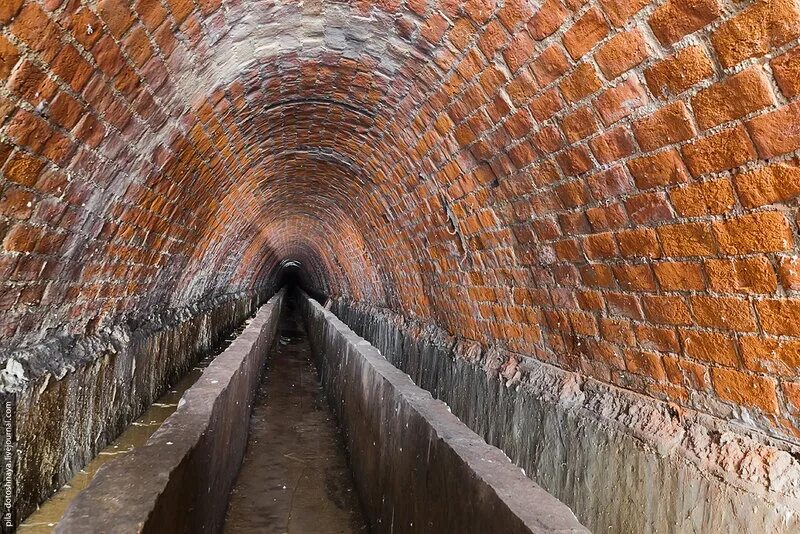 Первый городской водопровод в москве. Канализационный тоннель. Кирпичный тоннель. Тоннель канализации. Старинная канализация.