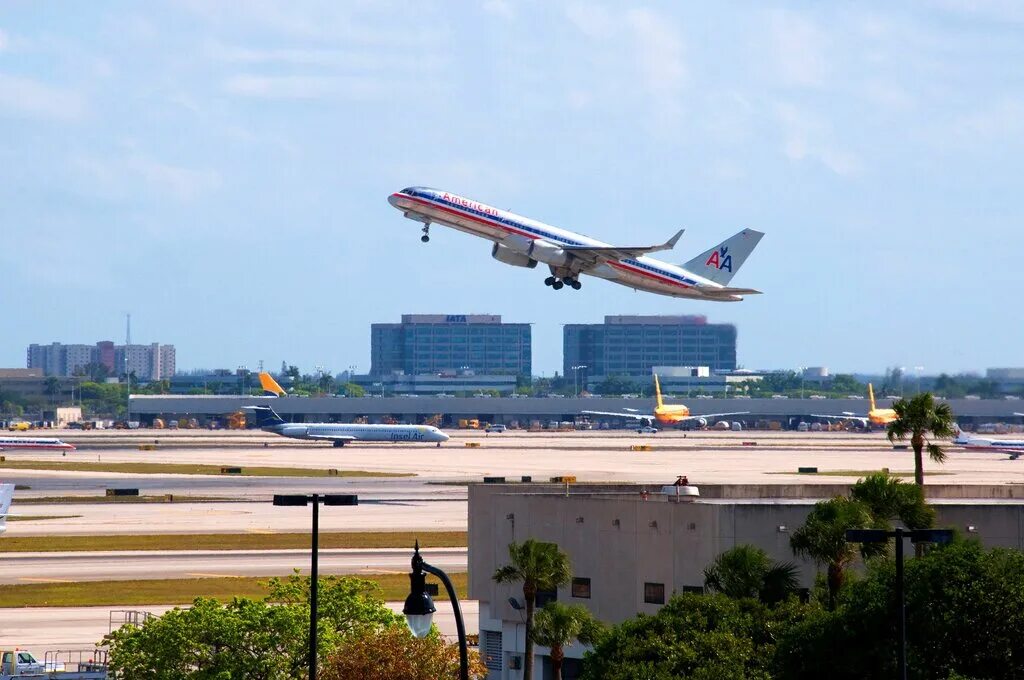 Airport usa. Аэропорт Майами. Майами Флорида аэропорт. Международный аэропорт Даллас/Форт-Уэрт. Аэропорт Майами фото.