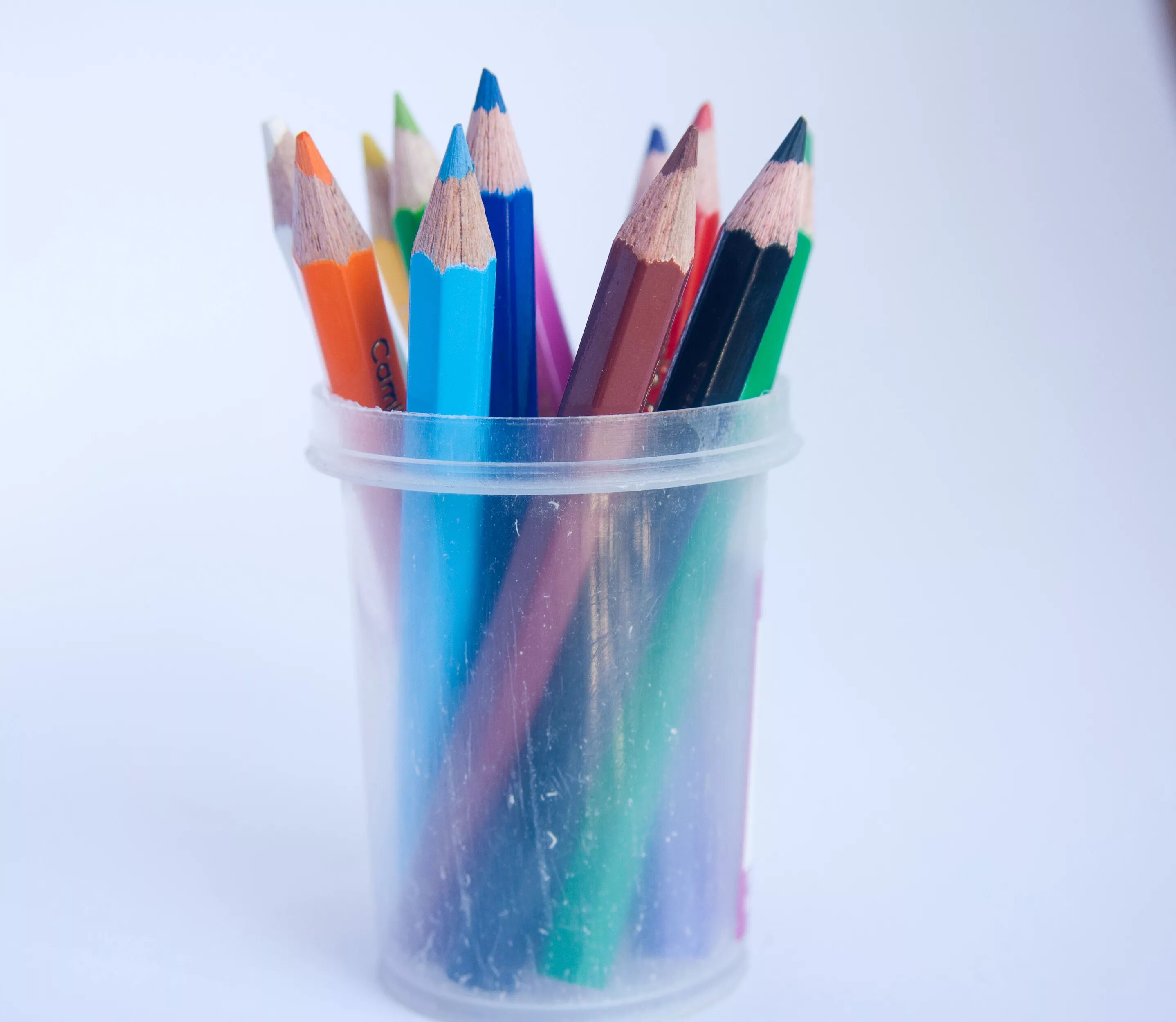 Карандаши цветные. Цветные карандаши в стакане. Цветные стаканчики для карандашей. Карандаши в карандашнице.