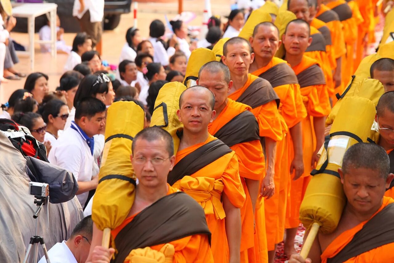 Буддисты. Монахи Тхеравада. Буддийский монах Вонгван. Монахи Будда в оранжевом. Люди буддисты.