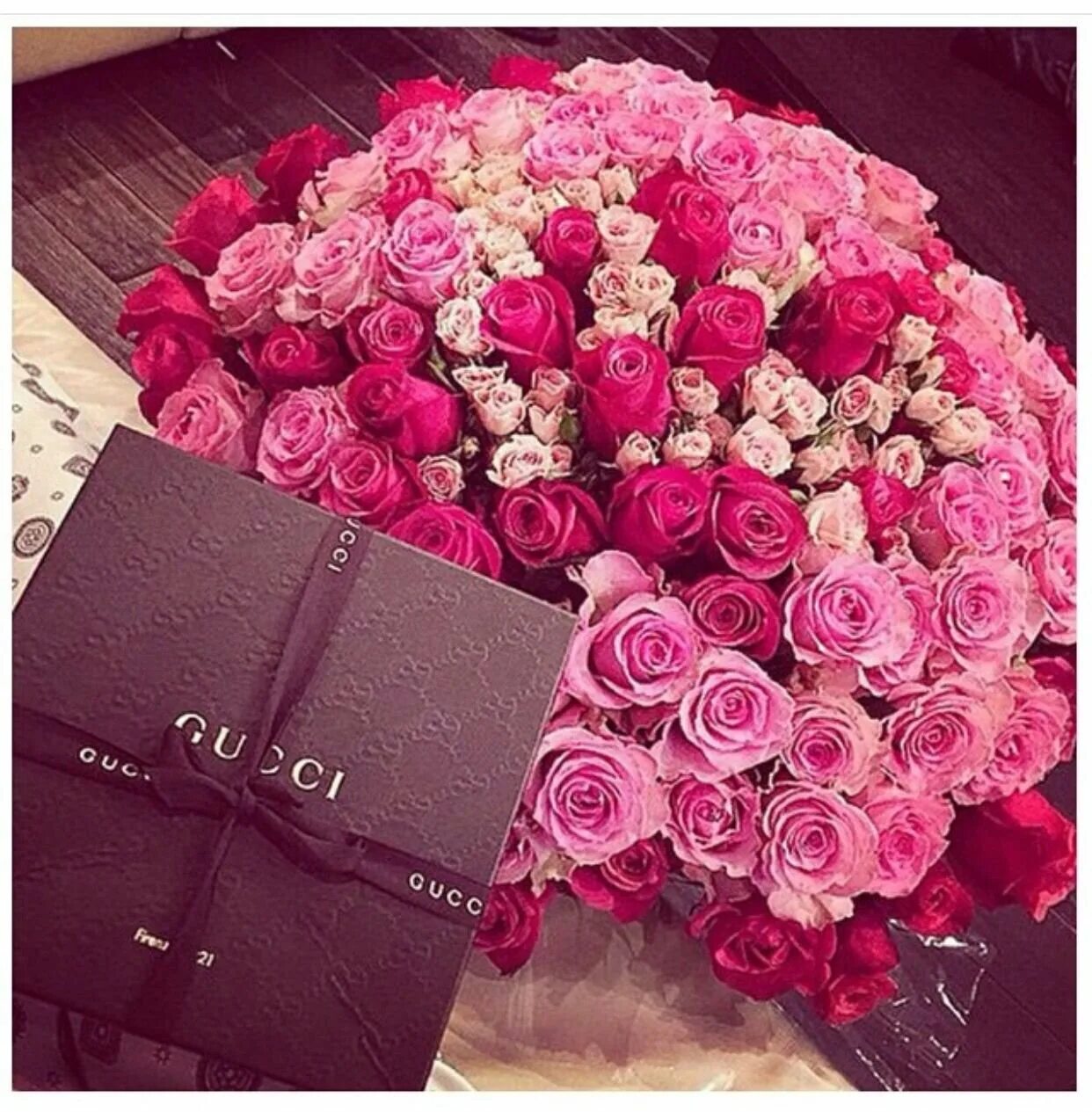 Очень много подарков и цветов. Цветы букеты красивые в сумках. Много подарков и цветов. Много букетов. Много букетов цветов.