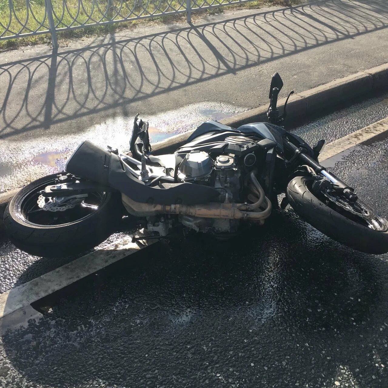 Мотоцикл после аварии. Разбитый мотоцикл Кавасаки. Разбитый Кавасаки ниндзя.