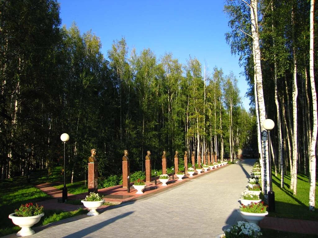 аллеи в ханты мансийске. табличка сквер. аллея смысла. аллея смысла ханты мансийскдостопримечательность. аллея смысла.