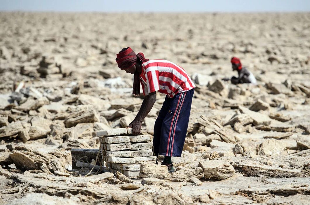 Места где добывают. Добытчики соли в Эфиопии. Соляные Рудники Эфиопии. Девушка в Эфиопии тяжелый физический труда. Люди которые добывают соль африканцы.