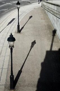 Тень человека от фонаря