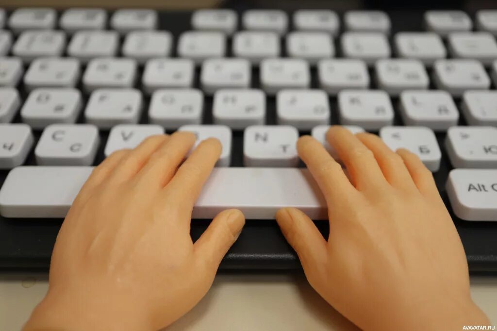 Мальчик бережно положил руки на клавиши закрыл. Руки на клавиатуре. Руки над клавиатурой. Детские руки на клавиатуре ноутбука. Компьютерная клавиатура и детские руки.