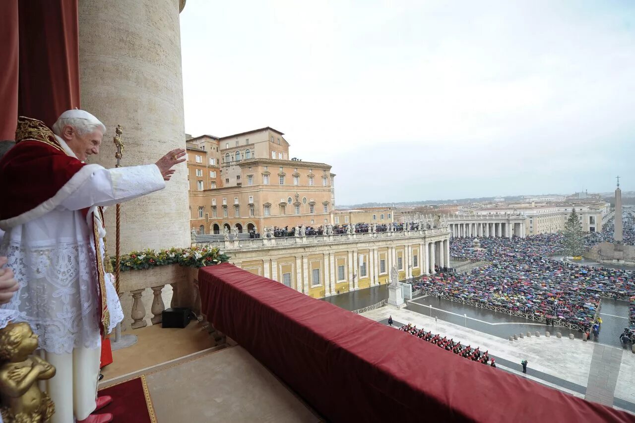 Папа римский где находится город. Ватикан балкон папы. Ватикан папа Римский на балконе. Папа Римский на балконе собора Святого Петра. Рим папа Римский.