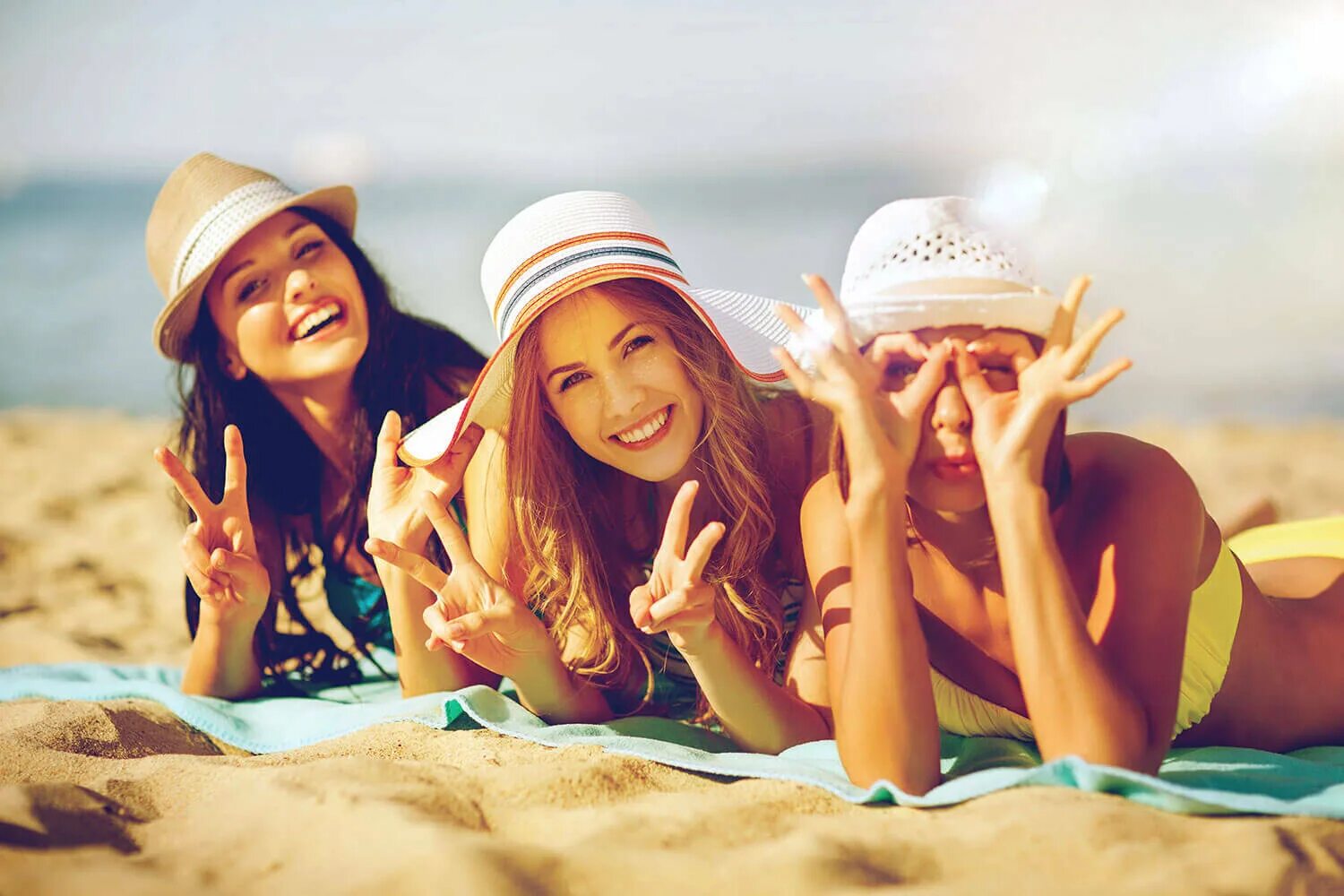 Лето море. Счастливая женщина. Подруги отдыхают. Подруги на пляже. Sit on the beach