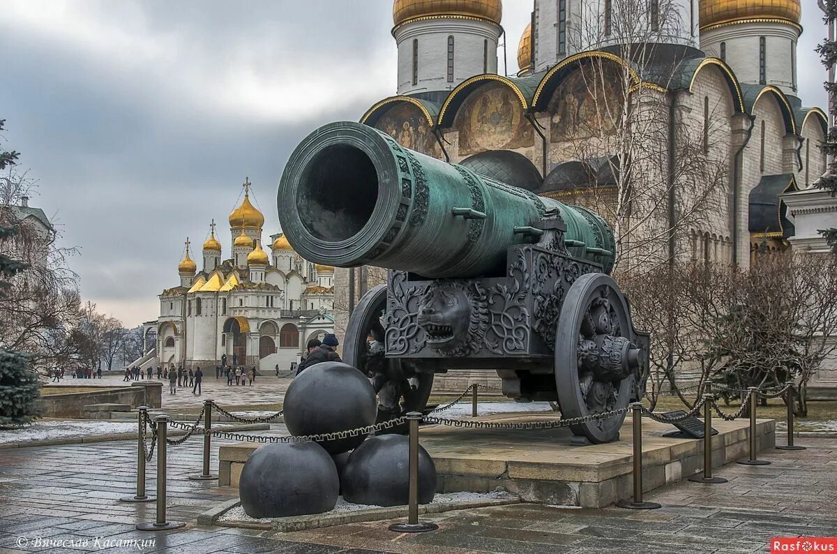 Кремль пушки. Москва кремль царь пушка царь колокол. царь пушка в москве. москва кремль царь пушка. памятник царь пушка в москве.