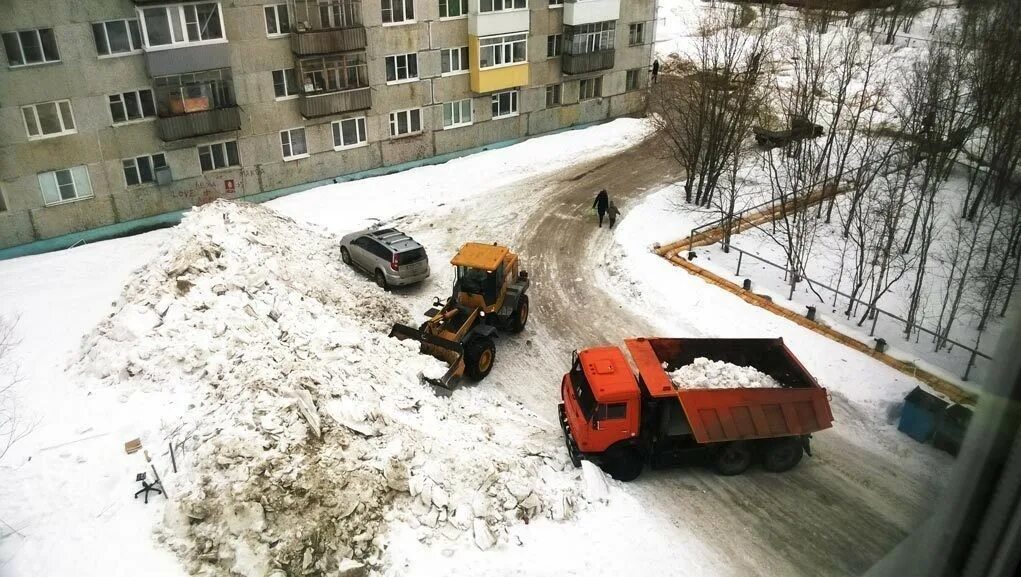 Уборка снега jcb 3cx. Уборка снега. Уборка снега jcb 3cx. Мини погрузчик jcb 135 уборка снега. Вывоз снега из дворов.