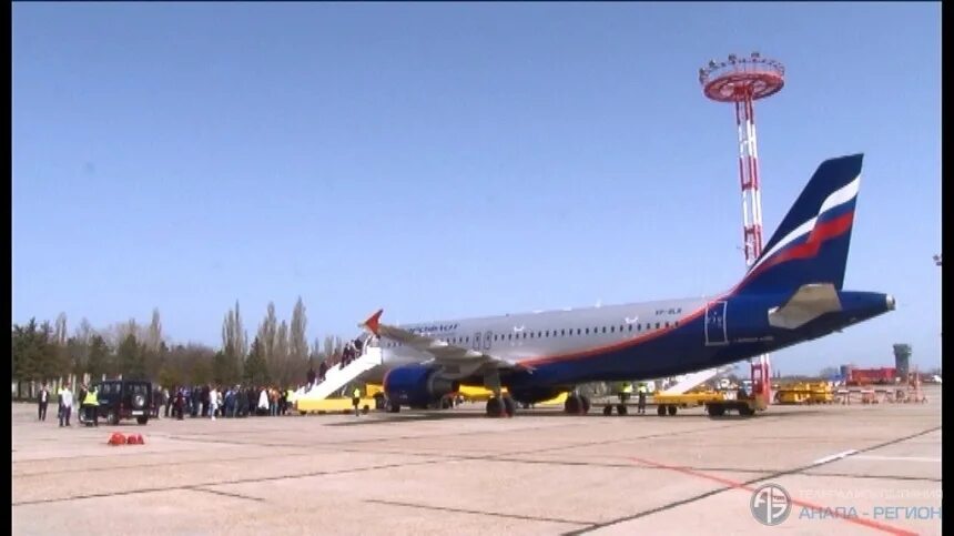 Новый аэропорт анапа. Г. Ютэйр анапа. Як-40 в аэропорту анапы. \к анапа аэропорт.