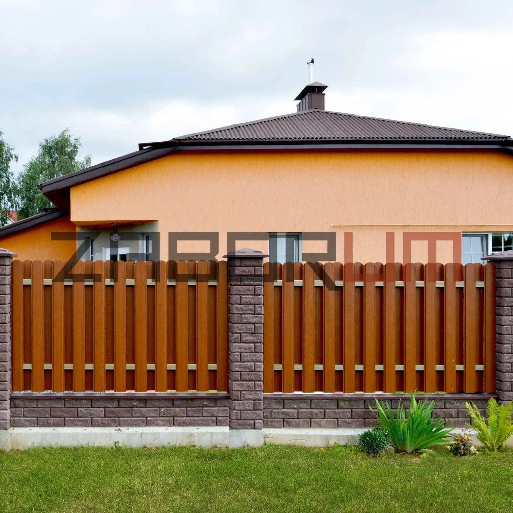 Фирмы по установке заборов. Забор в твери под ключ. Фирмы по установке заборов. Сварной забор с кирпичными столбами. Строительный забор.