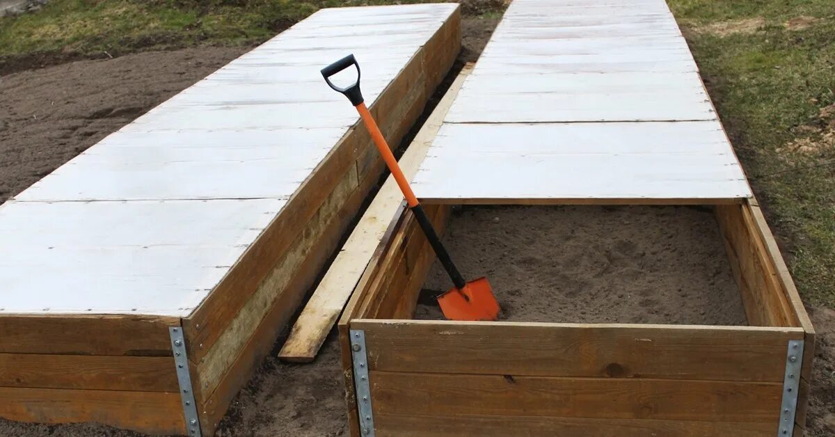 Парничок для рассады. Грядка термос. Грядка термос. Ограждение грядок в теплице. Грядка термос.