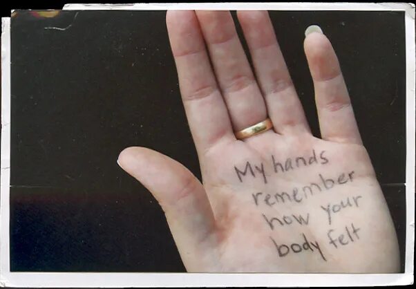 Dont remember dont remember dont remember. Кольцо hands remember. перстень hands remember. кольцо hands remember с крестиком. кольцо с надписью hands remember.