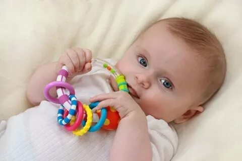 С какого возраста можно игрушки новорожденным