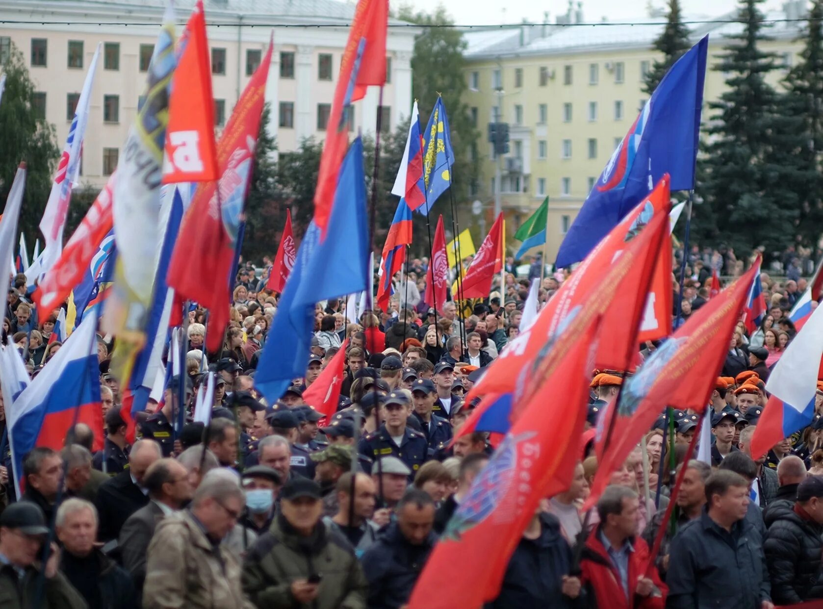 Митинг в поддержку Донбасса. Киров митинг на театральной площади. Митинг концерт 30 сентября 2022 красная площадь. Россия и Донбасс вместе. Митинги сентября