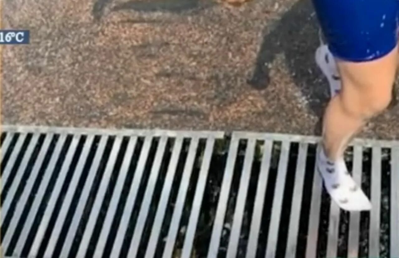 Девочка провалилась в школе. Провалился в уличный туалет. девочка спрыгнула с крыши в прямом эфире. девочка провалилась в колодец. девочка провалилась в водозабор.