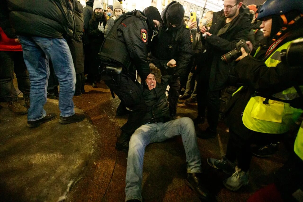 Задержания в Петербурге 24 февраля. Протесты в Санкт-Петербурге. Арест санкт петербург