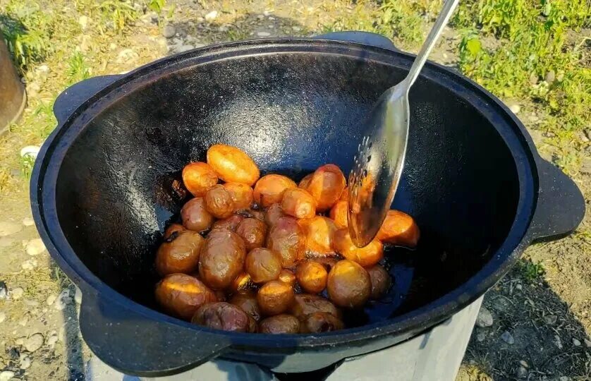 Картошка в казане. Картофель в казане на костре. Молодая картошка в казане на костре. Жареная картошка в казане на костре.