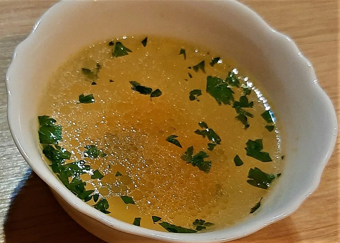 Что такое бульон. Куриное консоме. бульон консоме куриный. бульон лукулловский. консоме с яйцом.