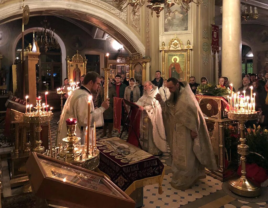 Вечерня в православной церкви. Храм Христа Спасителя полунощница. Полунощница вседневная. В храме полунощница. Полунощница Воскресная.