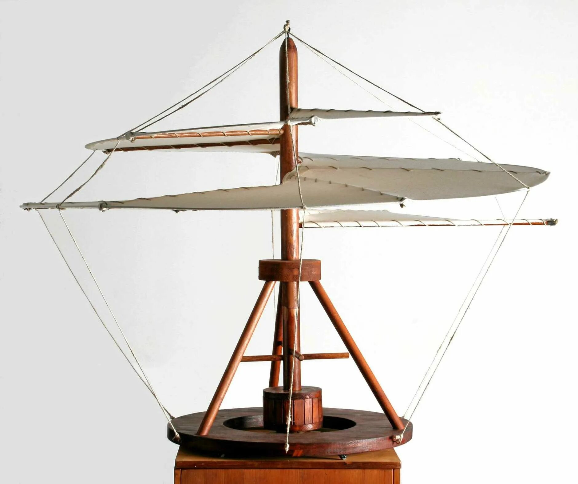 Воздушный винт леонардо да винчи. Модели леонардо. Летательный аппарат леонардо да винчи. Воздушный винт леонардо да винчи. Леонардо модели.