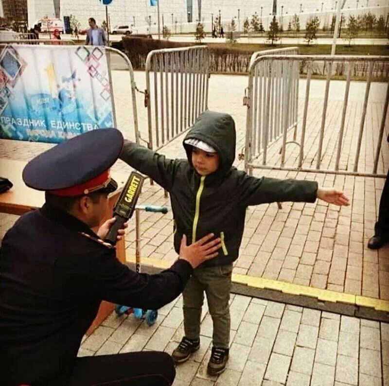 Полицейский догони. Оффник полиция. Полицейский обыскивает ребенка.