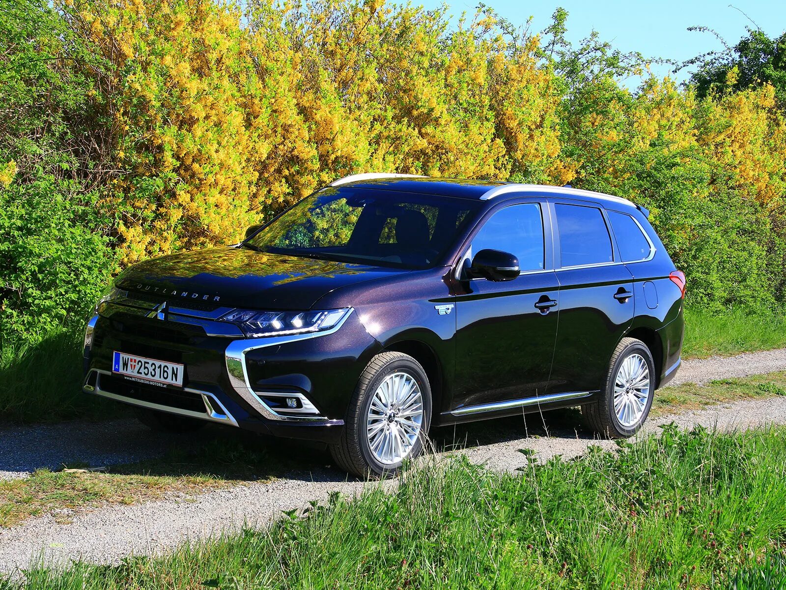 Дилеры мицубиси аутлендер. Митсубиси Аутлендер гибрид. Mitsubishi Outlander Hybrid 2017. Mitsubishi Outlander PHEV 4wd. Митсубиси Аутлендер 2015 гибрид.